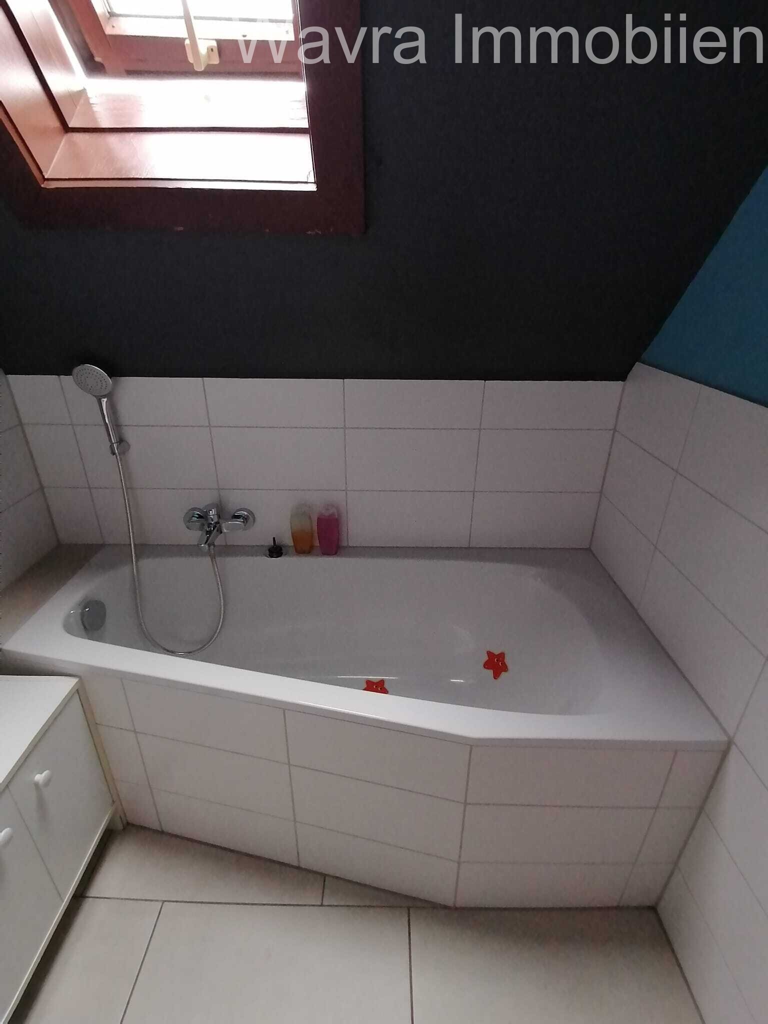 Nr. 44 Badezimmer mit Badewanne und Fenster2